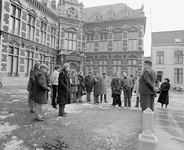 880290 Afbeelding van het publiek bij de onthulling door burgemeester H.J.L. Vonhoff van de door edelsmid J.H.M. Noyons ...